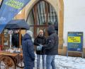 Bild: Petra Hartl
Das Stehen in der Kälte in der Rathausstraße hat sich für die JU Amberg ausgezahlt: Die 215 Unterstützerunterschriften, die die Kandidaten gebraucht haben, um gewählt werden zu können, haben sie mittlerweile weit überschritten.