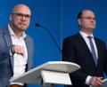 Bild: Sven Hoppe/dpa
Zwischen Finanzminister Albert Füracker (CSU, rechts) und Digitalminister Fabian Mehring (Freie Wähler) ist ein offener Streit über die Zusammenarbeit mit Microsoft entbrannt. (Archivbild)