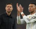 Bild: Jon Super/AP/dpa
Kylian Mbappé (r) hat sich mit Respekt von seinem bisherigen Trainer Xabi Alonso verabschiedet. (Archivbild)