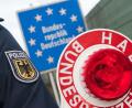 Symbolbild: Bundespolizei
Bundespolizisten nehmen in Furth im Wald einen gesuchten Dieb fest. Der 39-Jährige kann seine Haftstrafe durch Zahlung der Geldstrafe abwenden.