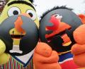 Bild: Christian Charisius/dpa
Ernie und Bert regeln jetzt in Hamburg an zwei Stellen den Verkehr. Die Figuren aus der Sesamstraße schlüpfen in die Rolle von Ampelmännchen.