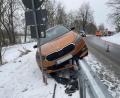 Symbolbild: PI Regenstauf/ts
Der verunfallte PKW auf der Leitplanke