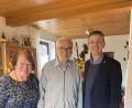 Bild: Kießling
Jubilar Martin Feigl (Mitte) mit Lebensgefährtin Uschi freut sich über die Glückwünsche von Bürgermeister Albert Geitner.