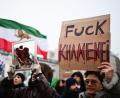 Bild: Sebastian Christoph Gollnow/dpa
„Fuck Khamenei“, steht auf einem Schild während einer Demonstration zur Unterstützung der landesweiten Massenproteste gegen die Regierung im Iran.