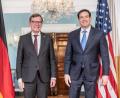 Bild: Michael Kappeler/dpa
Beim Gespräch von Außenminister Johann Wadephul (l., CDU) mit seinem US-Kollegen Marco Rubio geht es auch um die Drohungen von US-Präsident Donald Trump gegen Grönland.