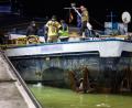 Bild: David Oßwald/News5/dpa
Ein mit Asphalt beladenes Frachtschiff ist auf dem Main-Donau-Kanal havariert und muss deshalb die Nacht im Fürther Hafen verbringen.