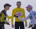 Bild: Mosa'ab Elshamy/AP/dpa
Das Tour-Podium des vergangenen Jahres: Sieger Tadej Pogacar (M), der Zweite Jonas Vingegaard und der deutsche Dritte Florian Lipowitz (r).