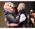 Bild: Darron Cummings/AP/dpa
Helmut Marko (r.) zählt zu den engsten Vertrauten von Max Verstappen. (Archivbild)