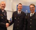 Bild: Hirsch
Polizeipräsident Thomas Schöniger (links) überreichte dem neuen Schwandorfer PI-Leiter Stefan Amann (Mitte) symbolisch "den grünen Stift" und verabschiedete seinen Vorgänger Reiner Wiedenbauer (rechts).