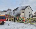 Bild: Hösamer
Dichter Rauch dringt aus diesem Haus in der Falkenauer Straße in Schwandorf, die Bewohner wurden evakuiert.