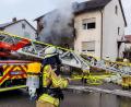 Bild: Hösamer
Aus dem Haus an der Falkenauer Straße dringt dichter Rauch. Löschtruppen unter Atemschutz gehen gegen das Feuer vor.