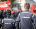 Bild: Daniel Karmann/dpa
Beim Bus- und Lastwagenhersteller MAN gibt es eine Einigung zum geplanten Stellenabbau.