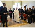 Bild: Vatican Media/IPA via ZUMA Press/dpa
Papst Leo XIV. spricht Angehörigen von Crans-Montana-Opfern Trost zu.