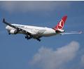 Bild: Soeren Stache/dpa
Eine Maschine von Turkish Airlines musste in Barcelona wegen einer "Gefahr an Bord" notlanden. (Archiv-Bild)
