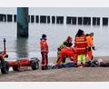 Bild: Bernd Wüstneck/dpa
Rettungskräfte bargen einen Mann leblos aus der Ostsee vor Graal-Müritz.