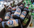 Bild: Peter Kneffel/dpa
Schneider Weisse - hier Flaschen ihres alkoholfreien Produkts - übernimmt Weltenburger und Bischofshof. (Archivbild)