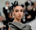Bild: Evan Agostini/Invision/AP/dpa
Die Musikerin FKA Twigs wird mit dem renommierten Aenne-Burda-Award geehrt. (Archivbild)