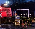 Bild: Marcus Golejewski/dpa
Es gab einen schweren Unfall mit einem Linienbus und einer Lokomotive in Hamburg.
