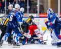 Bild: Tobias Neubert
Zahlreiche Scharmützel prägten das Oberpfalz-Derby in der DEL2 zwischen den Blue Devils Weiden (blaue Trikots) und den Eisbären Regensburg.