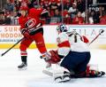 Bild: Karl B DeBlaker/AP/dpa
Die Carolina Hurricanes haben mit NHL-Champion Florida Panthers leichtes Spiel.
