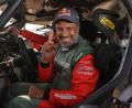 Bild: Thibault Camus/AP/dpa
Finger hoch: Nasser Al-Attiyah jubelt in Saudi-Arabien.