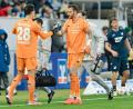 Bild: Uwe Anspach/dpa
Mark Flekken (r) musste im Spiel bei der TSG Hoffenheim ausgewechselt werden.