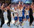 Bild: Cornelius Poppe/NTB/dpa
Die Färinger feiern den historischen Handball-Abend mit ihren Fans.