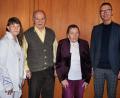 Bild: Leonhard Ehras
An der Feier zum 90. Geburtstag von Ingrid Ziesmann (von links): Tochter Jutta, Horst Ziesmann, die Jubilarin Ingrid Ziesmann sowie Bürgermeister Peter Achatzi. Sohn Jürgen ist Biologie-Professor in den USA. Er konnte zur Geburtstagsfeier nicht nach Deutschland kommen.