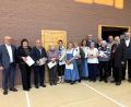 Bild: Susanne Forster
Beim Neujahrsempfang in Bärnau ehrte Bürgermeister Alfred Stier (Zweiter von rechts) viele Gemeindebürger für ihr Engagement. Auf dem Bild sind einige der Geehrten zu sehen.