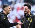 Bild: Tom Weller/dpa
Nico Schlotterbeck (l) und Mats Hummels waren Abwehrkollegen bei Borussia Dortmund. (Archivbild)