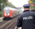 Symbolbild: Jonas Walzberg/dpa
Ein betrunkener 40-jähriger Mann soll in der Regionalbahn von Schwandorf nach Cham Jugendliche belästigt haben.