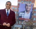 Bild: Daniel Karmann/dpa
Nasser Ahmed hat nach eigenen Angaben seit der Bekanntgabe seiner Kandidatur Anfeindungen erlebt. Das Plakat sei eine Reaktion darauf, sagt er.
