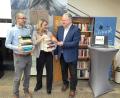 Bild: ge
Literatur steht im Mittelpunkt: Am Bücherschrank im VHS-Hauptquartier ließ sich Landrat Richard Reisinger von VHS-Chefin Claudia Mai und ihrem Vertreter Thomas Rode (von rechts) die Angebote zeigen und zur Leipziger Buchmesse einladen.