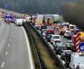 Bild: Hösamer
Ein schwerer Unfall auf der Autobahn A 93 kurz vor der Anschlussstelle Teublitz hat am Montag zwei Todesopfer und mehrere Verletzte gefordert.