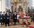 Bild: amö
Die Sebastiani-Träger versammelten sich mit den Geistlichen, den Ministranten und den Fahnenträgern zum Schlusslied im Altarraum.