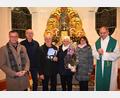 Bild: fdl
Mit dem geehrten Mesner Josef Kohl (Dritter von links) freuten sich über die Auszeichnung (von rechts) Pfarrer Johann Hofmann, Pfarrgemeinderatssprecherin Anita Falk, Ehefrau Hildegard Kohl, Kirchenpfleger Joachim Winkler und Bürgermeister Hermann Falk.