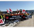 Bild: Nicolaus Riebl
Beschäftigte der Autobahn GmbH Regensburg protestieren an der Autobahn in Regensburg für mehr Lohn.