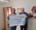 Bild: Hans Prem
"Bierdoktor" Dr. Johannes Sauer (links) überreicht eine Spende über 3.255 Euro an den Vorsitzenden der Kinderkrebshilfe in der Region Oberpfalz-Nord, Herbert Putzer (rechts).
