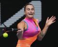 Bild: Dita Alangkara/AP/dpa
Die Weltranglisten-Erste Aryna Sabalenka steht in Melbourne in Runde drei.