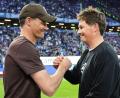 Bild: Christian Charisius/dpa
Schätzen sich: FC St. Paulis Cheftrainer Alexander Blessin (l) und sein HSV-Kollege Merlin Polzin. (Archivbild)
