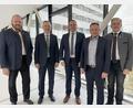 Bild: Friedrich Peterhans
Vorstand Michael Hoffmann und Nachfolger Ralph Junghans (Zweiter und Dritter von links) organisieren einen geordneten Übergang. Dabei unterstützten die Gesellschafter Landrat Andreas Meier (links), Landrat Roland Grillmeier und Oberbürgermeister Jens Meyer (von rechts).