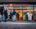 Bild: Frank Rumpenhorst/dpa
Rossmann gehört nach eigenen Angaben zu den größten Drogeriemarktketten in Europa – und sagt nun den klassischen Apotheken den Kampf an. (Archivbild)