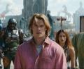 Bild: Sony Pictures/dpa
Der Brite Nicholas Galitzine (M) spielt Prinz Adam, der mit Hilfe seines Zauberschwerts zum mächtigen Superhelden He-Man wird.