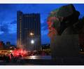 Bild: Hendrik Schmidt/dpa-Zentralbild/dpa
Blick auf das Congress Hotel unweit des Karl-Marx-Monuments in Chemnitz (Archivbild)