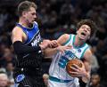 Bild: Phelan M. Ebenhack/AP/dpa
Moritz Wagner (links) und die Orlando Magic verloren gegen die Hornets.
