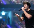 Bild: Julian Stratenschulte/dpa
Wincent Weiss ist glücklich - und singt darüber. (Archivbild)