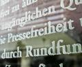 Symbolbild: Florian Kleinschmidt, dpa
Das Wort Pressefreiheit in einem Ausschnitt des Grundgesetz-Artikels 5. Zu sehen ist es so auf einer Glasscheibe des Jakob-Kaiser-Hauses in Berlin. Es ist das größte deutsche Parlamentsgebäude, in ihm befinden sich Bundestagsbüros.