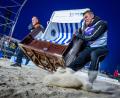 Bild: Jens Büttner/dpa
Sie geben alles: Das Team „Quad Safari Usedom“ mit Phillip Schmidt (l) und Finley Liemen (r) gewinnt den Finallauf bei der 18. Strandkorb Weltmeisterschaft auf der Insel Usedom mit einer neuen Weltrekordzeit von 4,56 Sekunden. Die Zweierteams müssen bei dem Wettkampf einen etwa 60 Kilogramm schweren Strandkorb über die 20 Meter lange Strecke über den Ostseestrand ins Ziel schleppen.