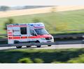 Symbolbild: Jan Woitas/dpa
Verkehrsunfall bei Auerbach: Die beiden Unfallbeteiligten kamen per Rettungswagen in umliegende Krankenhäuser.