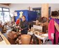Bild: fvo
Inmitten ihrer gesammelten Schätze fühlt sich Christa Wildenauer wohl. Oldtimer sowie Kunst- und Krempelwaren finden sich in der Ausstellungshalle im Vohenstraußer Ortsteil Straßenhäuser.